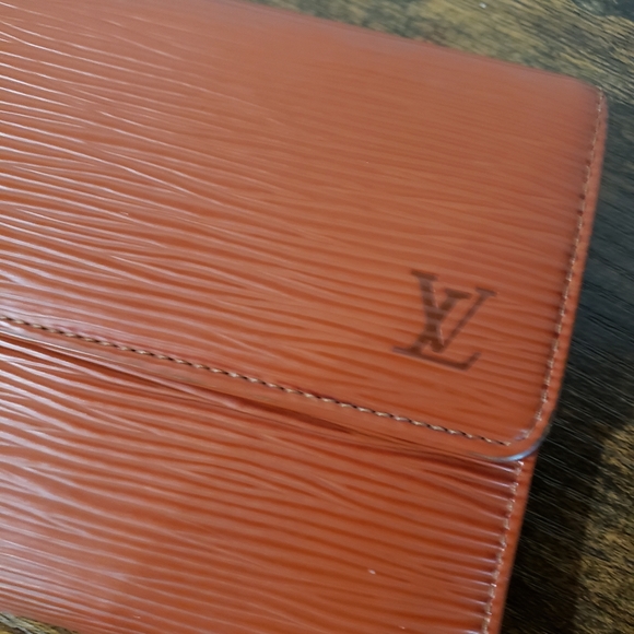 Louis Vuitton Epi Leather Porte Tresor - Picture 9 of 12